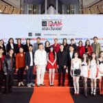 ผู้บริหารถ่ายรูปร่วมกันบนเวที