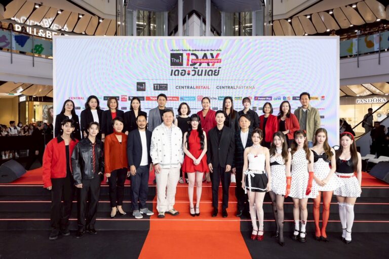 ผู้บริหารถ่ายรูปร่วมกันบนเวที