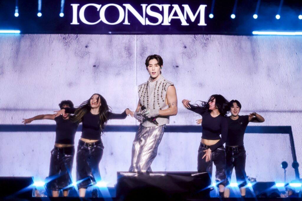 ศิลปิน Mark Tuan (7)