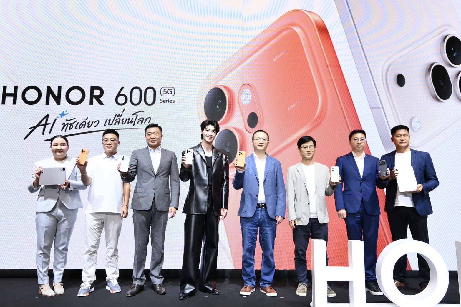 ภาพข่าว บลู พงศ์ทิวัตถ์ นำทีมเปิดตัว HONOR 600 Series (3)